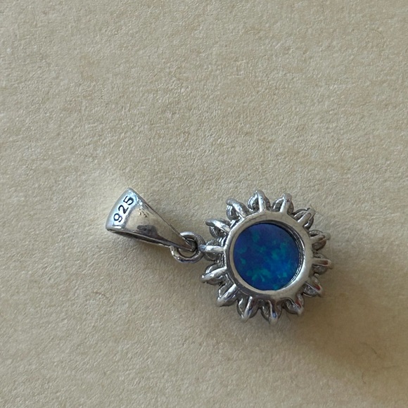 Sterling silver sun with blue stone pendant - Picture 3 of 3